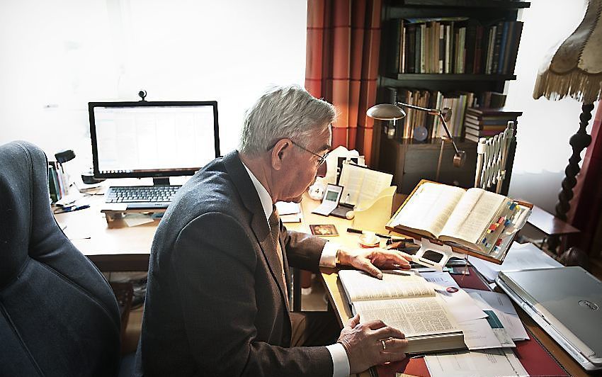 Ds. W. C. Meeuse, predikant van de hervormde gemeente te Bilthoven, schreef enkele jaren geleden een praktisch handboek dat jongeren en ouderen op weg helpt bij het persoonlijk Bijbellezen. „Het aan tafel lezen van een gedeelte is heel nuttig, maar het pe