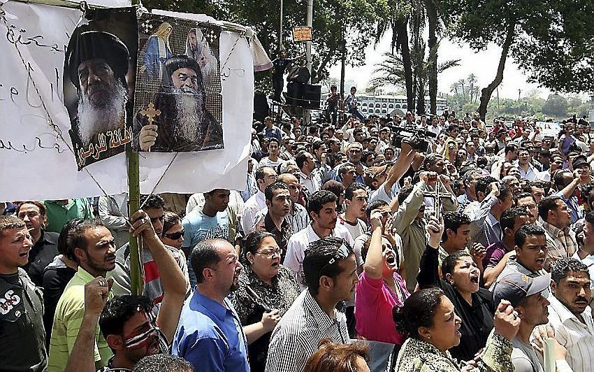 Protesterende Kopten maandagmiddag bij het kantoor van de Egyptische Staatstelevisie in Caïro. Foto EPA.