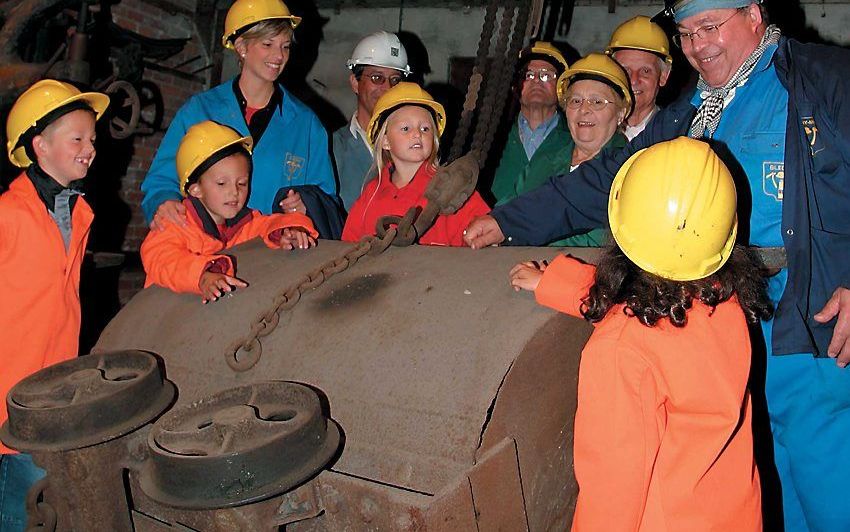 In de klamme gangen van de mijnen van Blegny is het schemerig. Hier en daar staat of hangt wat oud gereedschap. Een grote bak bijvoorbeeld waar zo'n 70 tot 80 kilo kolen in terechtkwam. Foto Blegny-Mine