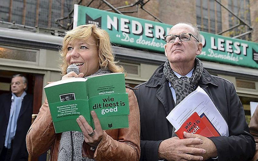 Claudia de Breij leest samen met Philip Freriks voor uit haar lofrede op De donkere kamer van Damokles tijdens de start van Nederland Leest. De oorlogsroman van Willem Frederik Hermans uit 1958 staat dit jaar centraal tijdens de campagne. Foto ANP