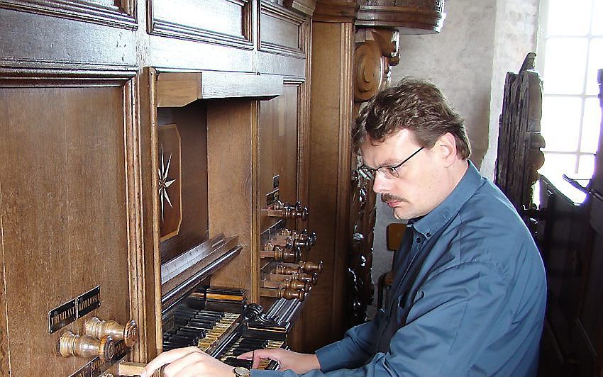 Sietze de Vries, hier achter het Hinszorgel in de Petruskerk van Leens. Foto RD