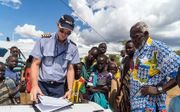 MAF-piloot Wim Hobo uit Nederland na een vlucht in Zuid-Soedan. beeld LuAnne Cadd, MAF
