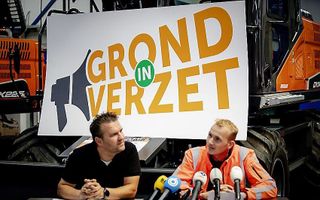 Arnold Tuytel (l.) en Klaas Kooiker, beide ondernemers in het grondverzet en organiseerden in oktober 2019 een grootscheeps protest van bouwers en baggeraars tegen de strenge regels voor PFAS in de grond. Maar de normen worden verruimd, heeft staatssecret