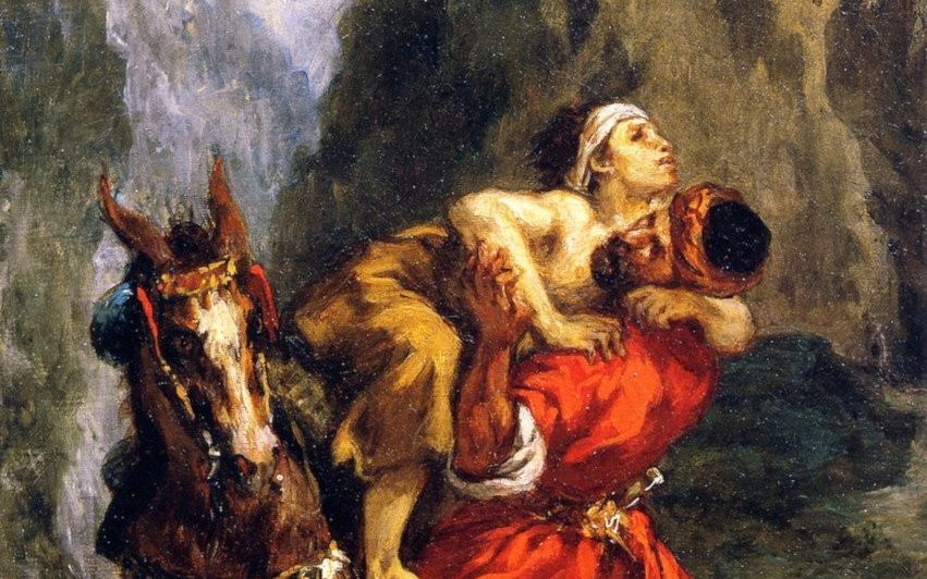 Man met rode mantel tilt een man van een bruin paard.