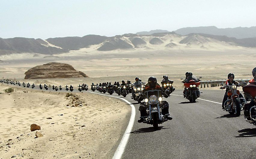 Motorrijders in de Sinaïwoestijn. Foto EPA