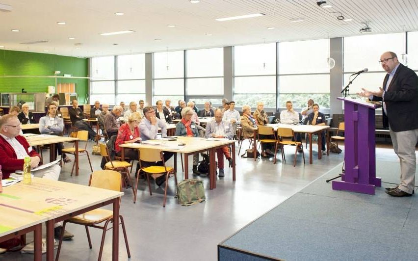 Het nieuwe boek van prof. dr. P. Nullens over de gemeente was zaterdag het onderwerp van een studiedag in Zwolle.  beeld Dick Vos