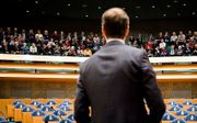 Minister Eric Wiebes van Economische Zaken en Klimaat (VVD) kijkt naar Groningers op de publieke tribune voor aanvang van het debat in de Tweede Kamer over de gaswinning in Groningen. beeld ANP