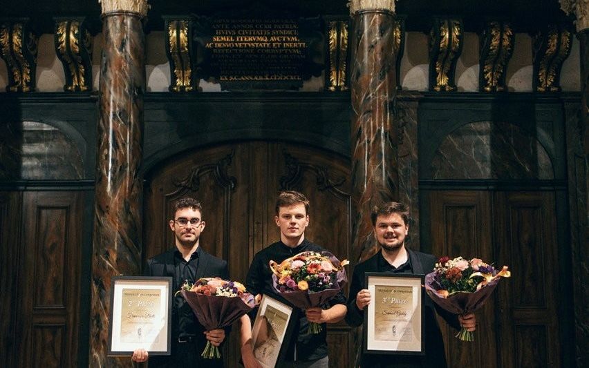 De finalisten zaterdagavond in de Groningse Martinikerk (v.l.n.r.): Francesco Botti (2e prijs), Wibren Jonkers (winnaar), Samuel Giddy (3e prijs). beeld Daria Vinogradova