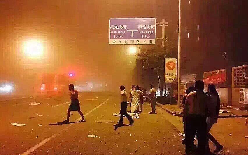 Na een explosie woensdag in de Chinese havenstad Tianjin zijn honderden gewonden in het ziekenhuis opgenomen. beeld AFP