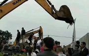 Chinese christenen in Wangcun proberen de sloop van kerkelijke gebouwen te voorkomen. beeld China Aid