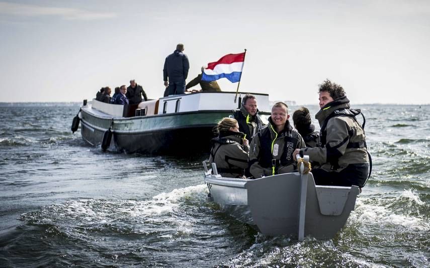 Binnenvaartschip Nooit Volmaakt sleepte donderdag een replica van een Engelandvaardersboot de havenmond van Hellevoetsluis uit. Aan boord zijn onder anderen twee kleinkinderen van Engelandvaarders. De zeilboot steekt de Noordzee over, als eerbetoon aan de