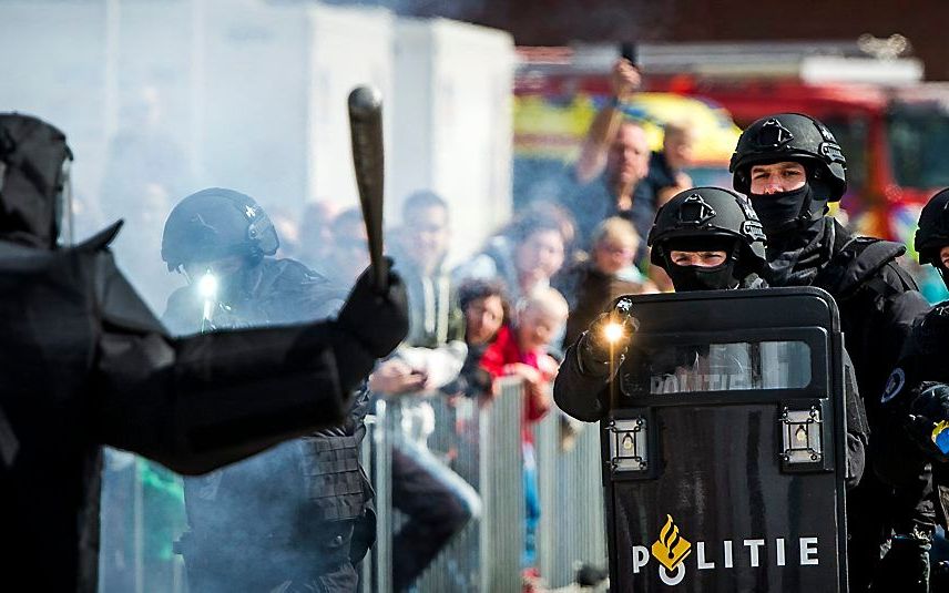 Hulpverleners zijn er in soorten en maten. Ze komen uit de gelederen van politie, brandweer, ambulance en defensie. In Almere toonden mannen en vrouwen van de verschillende disciplines wat ze in hun mars hebben tijdens de Veiligheidsdag. Dat ging met de n