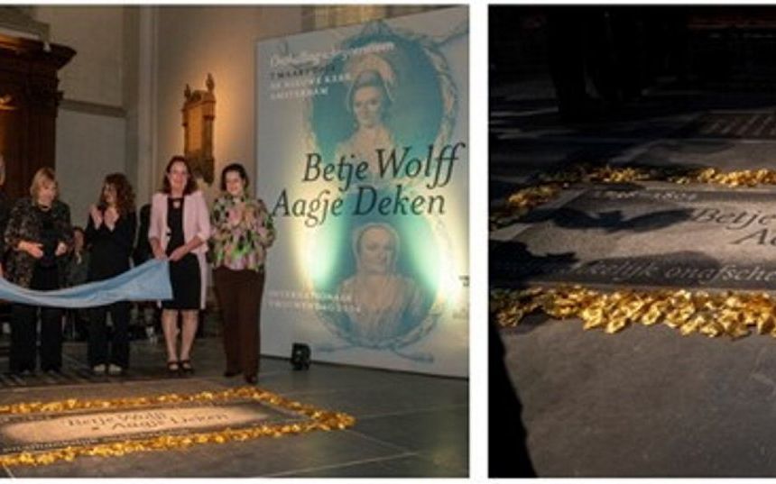 Onthulling van de schrijverssteen door (v.l.n.r.) Alie Vis (conservator Betje Wolff Museum), Aafje de Jong (voorzitter Betje Wolff Museum), Karen Polder (ontwerper), Marita Mathijsen (emeritus hoogleraar), Maartje Smits (dichter), de burgemeester van Purmerend Ellen van Selm en Annabelle Birnie (directeur Nieuwe Kerk). beeld Janiek Dam