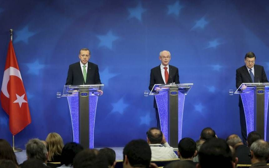 V.l.n.r.: de Turkse premier Erdogan, voorzitter van de Europese Raad Van Rompuy en voorzitter van de Europese Commissie Barroso tijdens een persconferentie in Brussel. beeld EPA