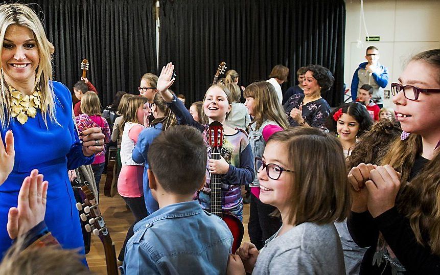 Koningin Maxima geeft kinderen een high five na afloop optreden in multifunctioneel centrum Het Kristal.       Beeld ANP