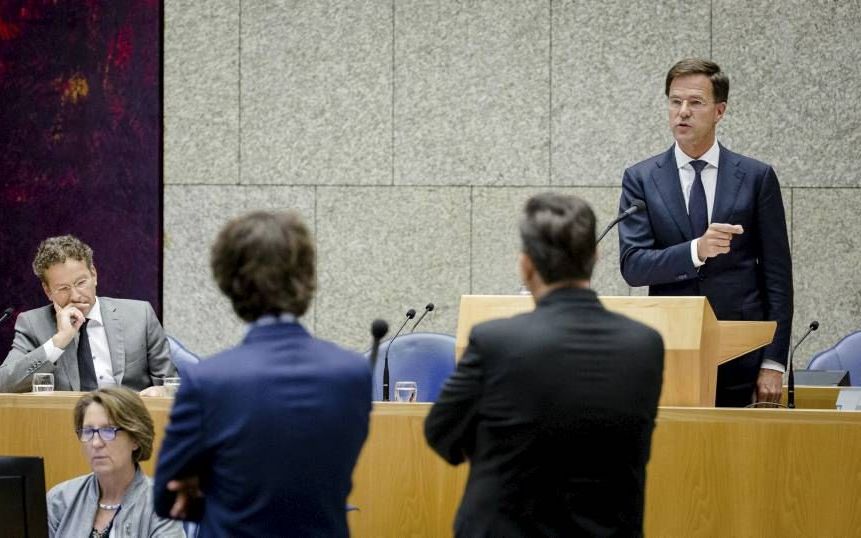 Minister Dijsselbloem (Financiën) en premier Rutte tijdens het Griekenlanddebat, beeld ANP.