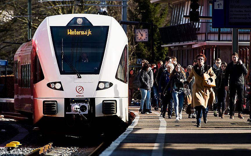 Reizigers bij een trein van vervoersorganisatie Arriva. beeld ANP