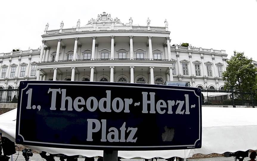 WENEN (RD). In Wenen werd vanmorgen een historische deal gesloten over inperking van het Iraanse atoomprogramma. Ironisch genoeg ligt het hotel waar de onderhandelaars de overeenkomst sloten op een steenworp afstand van het Theodor Herzlplein. Herzl was d