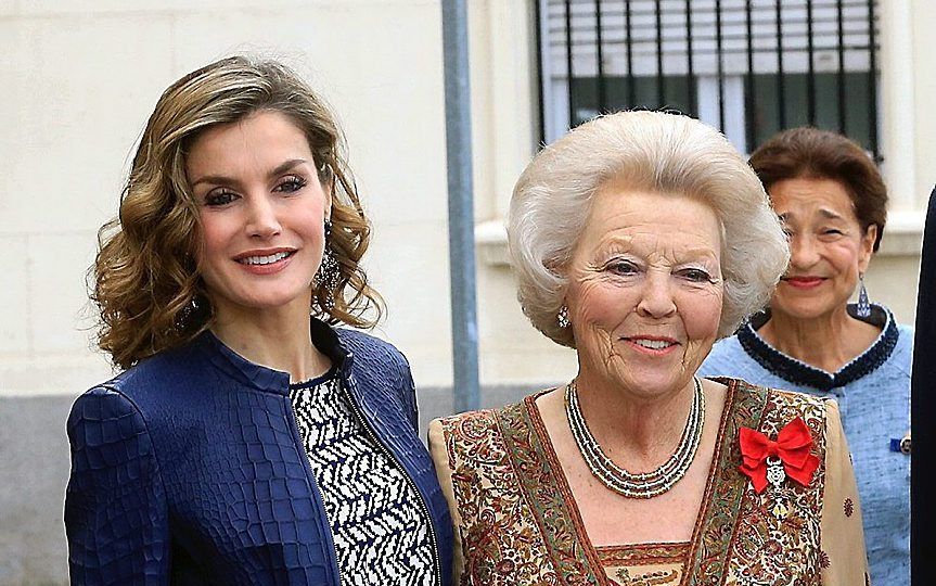 Voor de aankomst van koning Felipe en koningin Letizia was een enorm contingent pers op de been. Het koningspaar, dat volgende maand twee jaar regeert, wachtte daarna op de komst van Beatrix, vijf minuten later en naar goed gebruik op de seconde op tijd. 