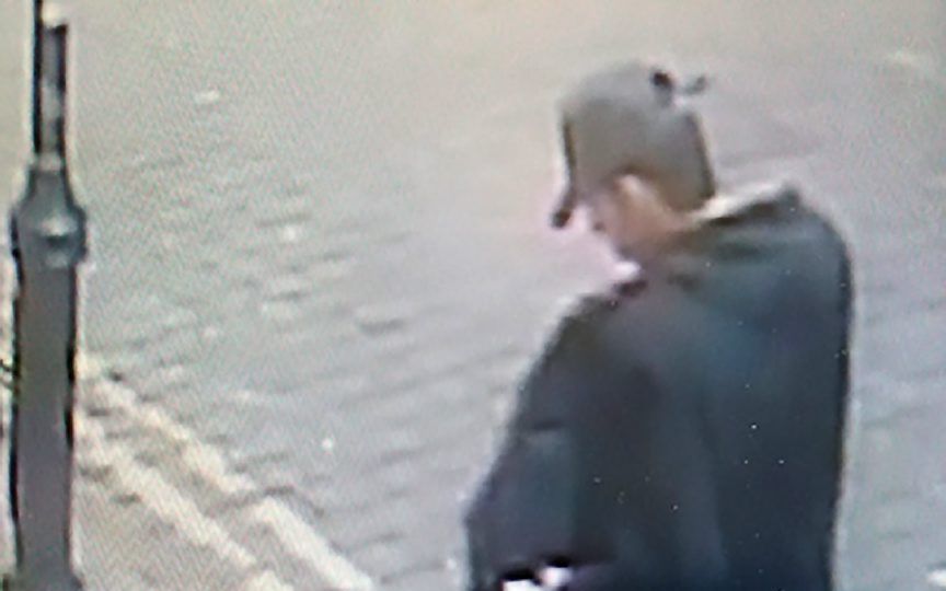 De Britse politie heeft maandag een foto vrijgegeven waarop Salman Abedi op de dag van de bomaanslag in Manchester loopt te zeulen met een blauwe koffer. beeld AFP