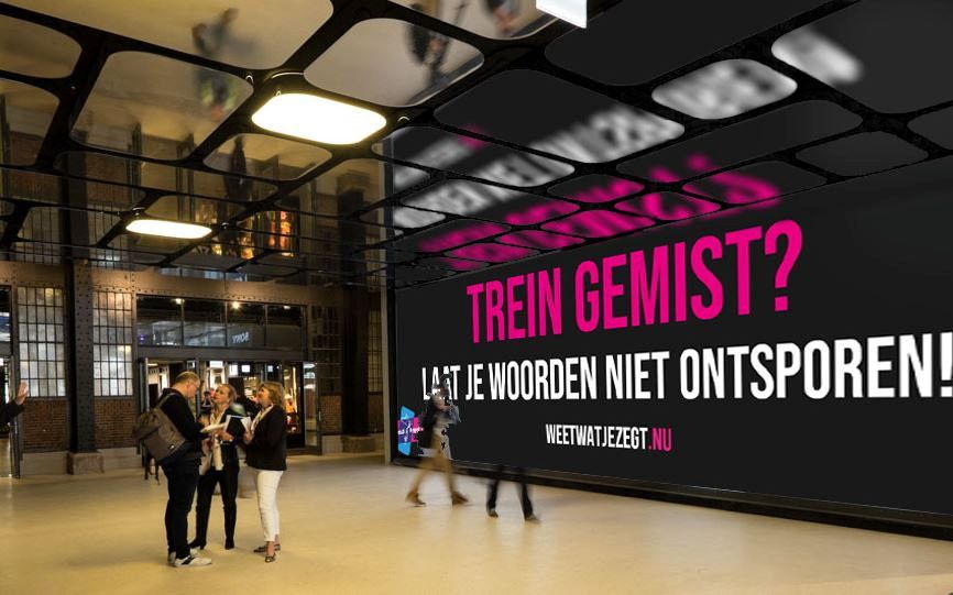 De campagne van Bond tegen Vloeken op een treinstation. Voor het eerst in haar geschiedenis zendt de organisatie dit jaar ook een radiospotje uit. beeld Bond tegen Vloeken