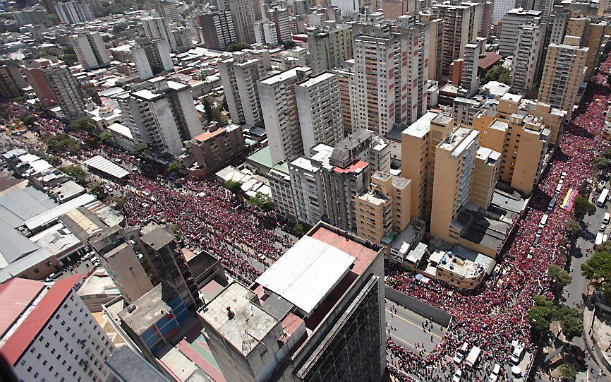 Duizenden mensen lopen ter nagedachtenis aan Chavez door Caracas. Foto EPA