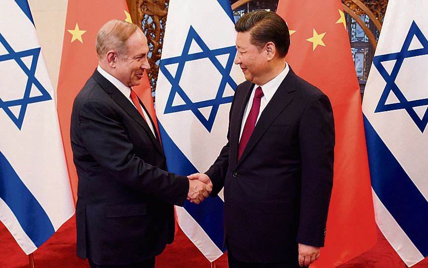 De Israëlische premier Benjamin Netanyahu was op 21 maart te gast in China. Hier schudt hij de hand van de Chinese president Xi Jinping. beeld EPA, Etienne Olivear