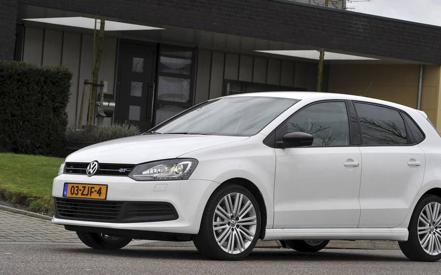 Aan de buitenkant maakt de Volkswagen Polo BlueGT een sportieve indruk met zijn grote lichtmetalen wielen, stoere bumpers en skirts. Foto Tony Vos