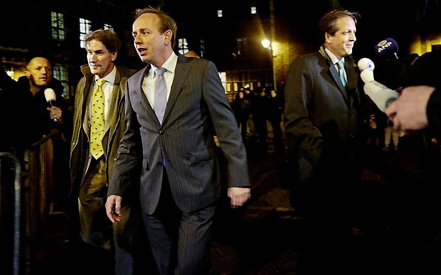 Van der Staaij en Pechtold arriveren donderdagavond bij het Torentje. Beeld ANP