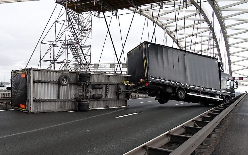 Ongeval op de Brienenoordbrug. beeld ANP