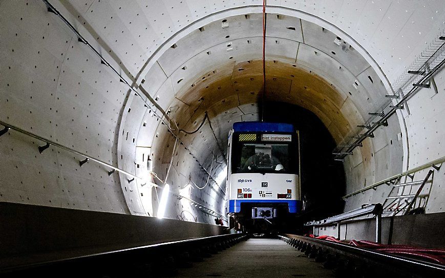 Deze week rijdt voor het eerst een metrostel door de gloednieuwe tunnel van de Noord-Zuidlijn in Amsterdam om het treinbeveiligingssysteem te testen. beeld ANP