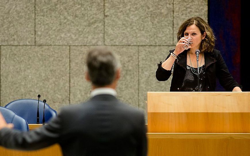 Minister van Volksgezondheid, Welzijn en Sport Edith Schippers in debat met ChristenUnie-Kamerlid Arie Slob tijdens het debat over het functioneren van de Nederlandse Zorgautoriteit NZA. beeld ANP