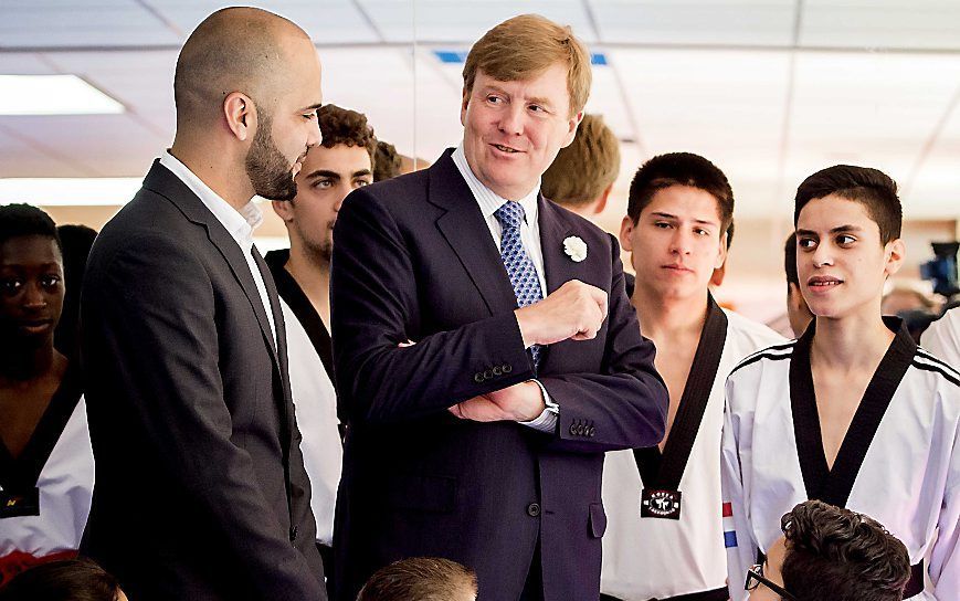 Koning Willem-Alexander in gesprek met leden van taekwondovereniging in Rotterdam-Zuid. beeld ANP