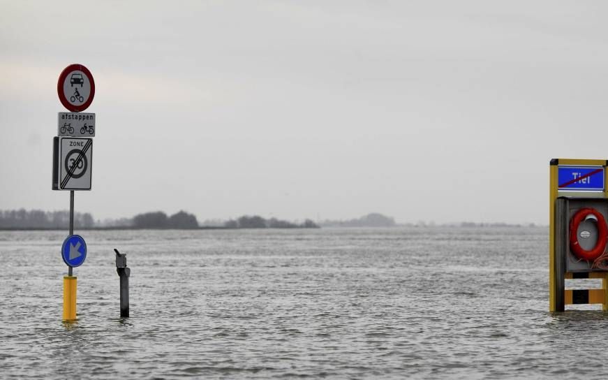 Het hoge rivierwater heeft op verschillende plaatsen in het land voor overlast gezorgd. Foto: de ondergelopen Waalkade in Tiel. Foto ANP