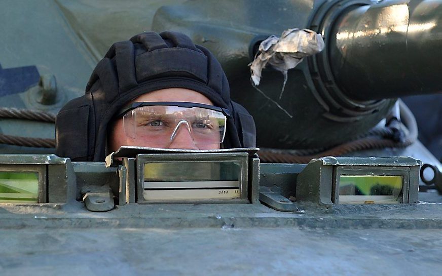 Een Oekraïense militair in een tank bij de stad Slavjansk. beeld AFP