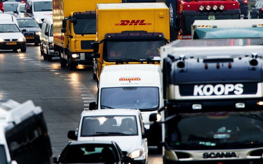 Bij de controle van 325 vrachtauto’s, maandag en dinsdag op zes locaties langs snelwegen, zijn bij 31 voertuigen ernstige gebreken geconstateerd aan de remmen.  Foto ANP