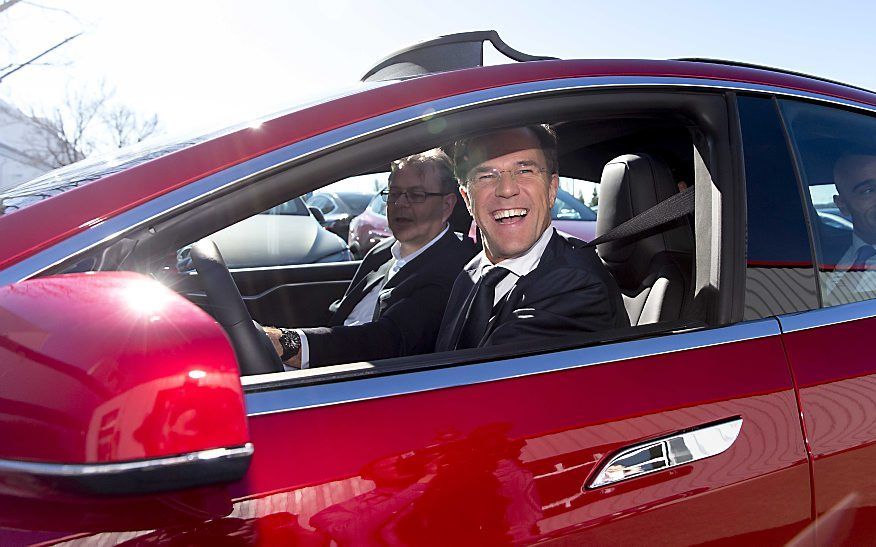 Premier Rutte maandag in een Tesla. beeld ANP