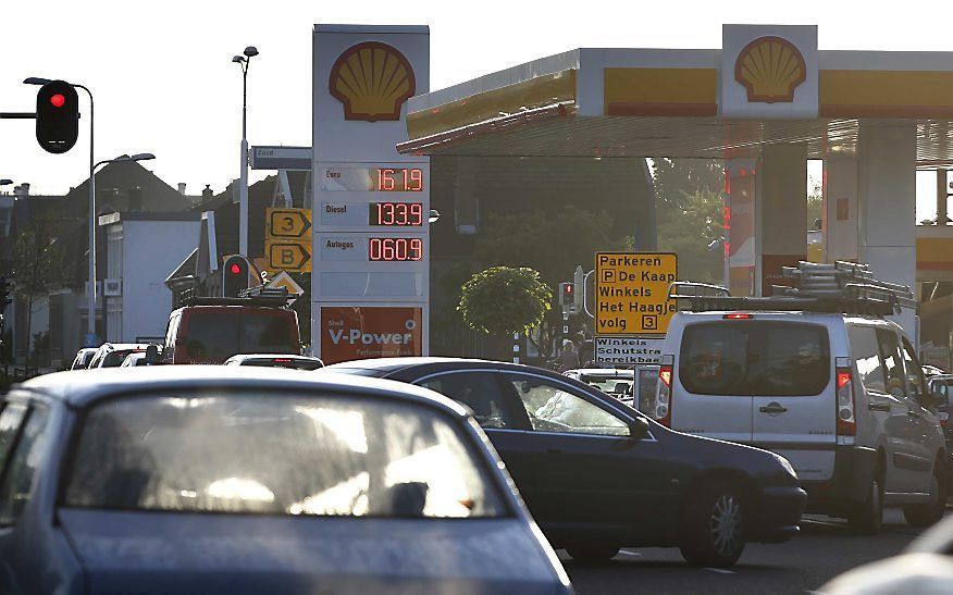 Lange rijen voor tankstation Hoogeveen. Foto ANP