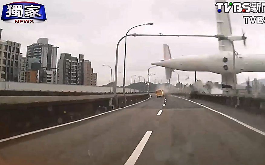 Het neerstortende toestel van TransAsia. Beeld EPA