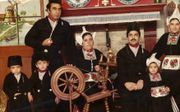 Abdurrahman met zijn gezin en een bevriende familie in Volendammer klederdracht. Abdurrahman staat vierde van rechts. Zijn vrouw staat rechts van hem. beeld Abdurrahman Özsoy