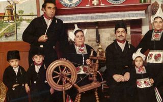 Abdurrahman met zijn gezin en een bevriende familie in Volendammer klederdracht. Abdurrahman staat vierde van rechts. Zijn vrouw staat rechts van hem. beeld Abdurrahman Özsoy