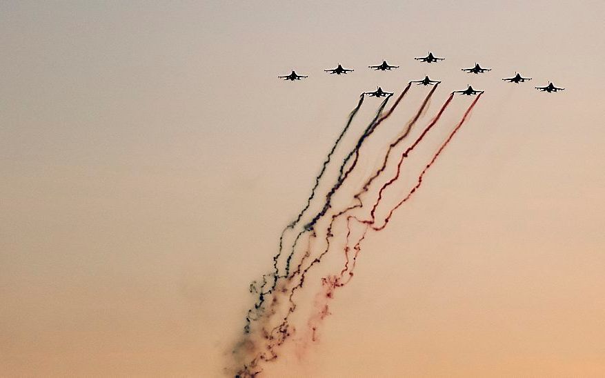 Tien F-16s van de Koninklijke Luchtmacht verzorgen een flypass boven Amsterdam ter afsluiting van het militair ceremonieel tijdens de inhuldiging van koning Willem-Alexander. beeld ANP