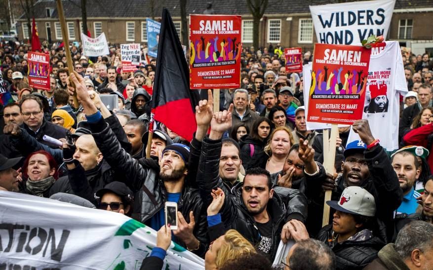 Een tijdens het antiracismeprotest in Amsterdam gedragen spandoek met daarop de tekst ”Wilders, hond van Israël” heeft tot verontwaardigde reacties geleid. beeld ANP