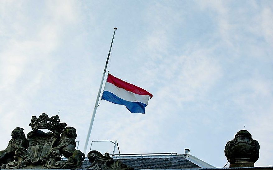 DEN HAAG. Nederland rouwt na de vliegramp met vlucht MH17. De vlag hangt halfstok op het gebouw van het ministerie van Defensie. Woensdag is een dag van nationale rouw. beeld ANP