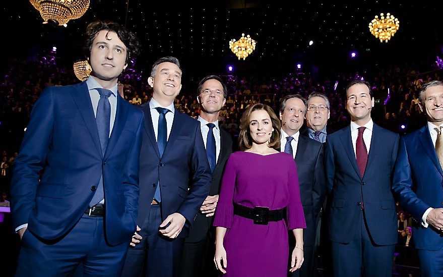 Aan het soms felle Carré-debat deden acht lijsttrekkers mee: v.l.n.r. Jesse Klaver (GroenLinks), Emile Roemer (SP), Mark Rutte (VVD), Marianne Thieme (Partij voor de Dieren), Alexander Pechtold (D66), Henk Krol (50PLUS), Lodewijk Asscher (PvdA) en Sybrand