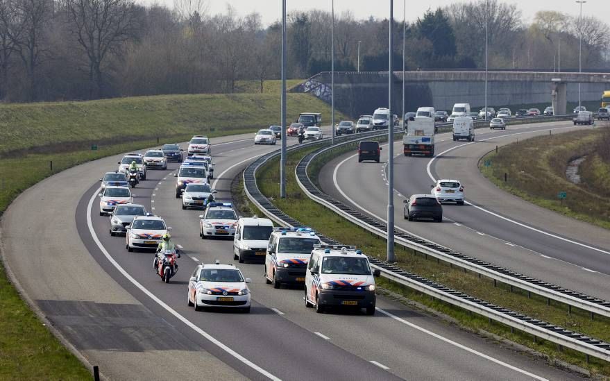 „Ik zie nu actievoerende collega’s in politieauto’s rijden terwijl ze normaal bureauwerk doen. Collega’s die niet de bevoegdheid hebben om op straat te werken, omdat ze de vereiste competenties daarvoor niet tijdig hebben gehaald.” Foto: Politieauto’s rij