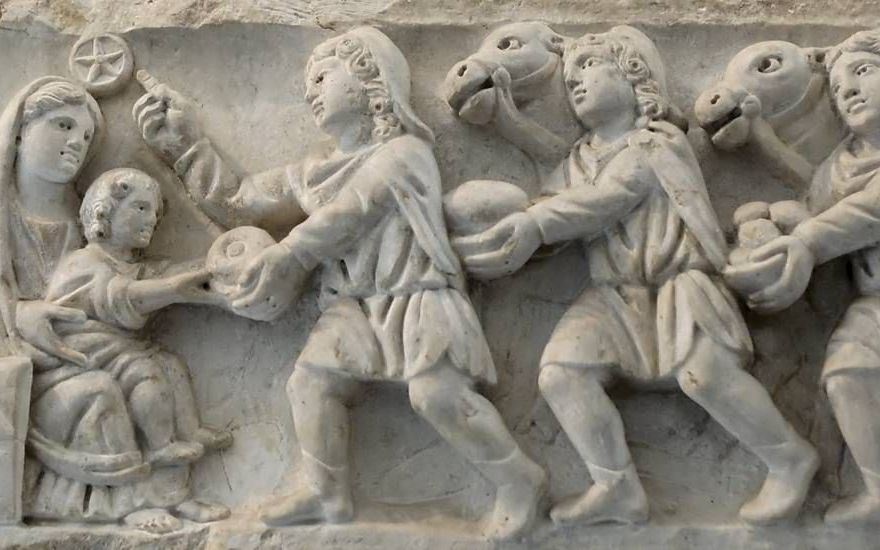 De wijzen uit het Oosten brengen hun geschenken. Afbeelding op een sarcofaag uit de vierde eeuw. beeld Wikimedia