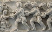 De wijzen uit het Oosten brengen hun geschenken. Afbeelding op een sarcofaag uit de vierde eeuw. beeld Wikimedia