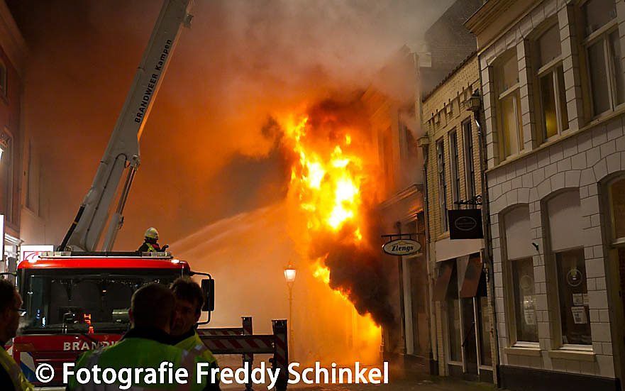 Een beeld van de brand in de binnenstad van Kampen. Foto Freddy Schinkel