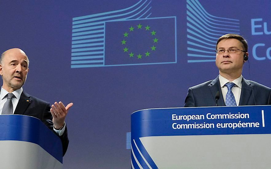 Pierre Moscovici (l.) en Valdis Dombrovskis. beeld EPA